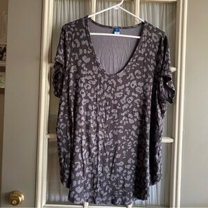 Old Navy charcoal gray cheetah print luxe Vneck